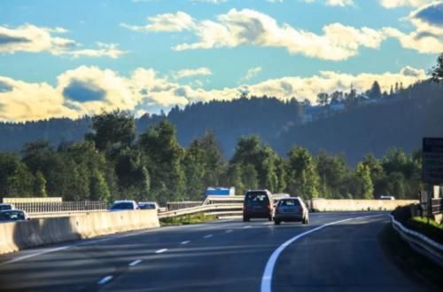  「大巴」为什么长途大巴司机从不进高速服务区吃饭？原来如此