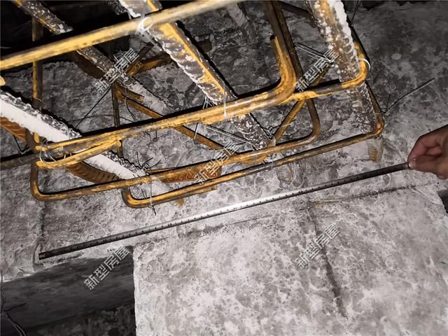 农村小伙盖房发现钢筋歪了10公分？这施工队太马虎，赶紧给钱走人