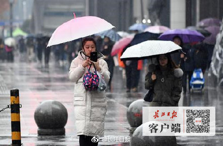 武汉今早气温骤降，市民上班上学风雨无阻
