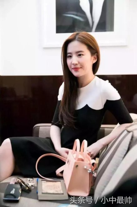 刘亦菲刚出道时太会玩，在裙子下面穿防盗网