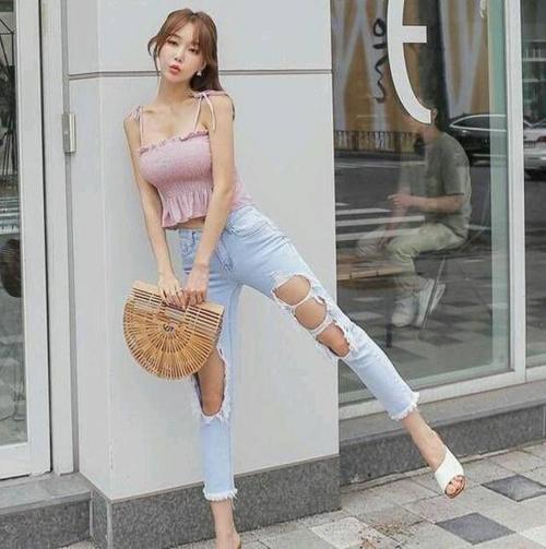 紧身牛仔裤线条利落帅气，穿着不仅时尚，身材也是完美！