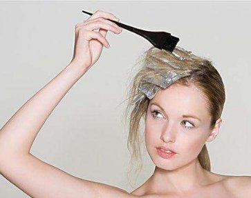 别再傻傻去染发店了!洗头时倒一点进去，满头白发瞬间乌黑靓丽