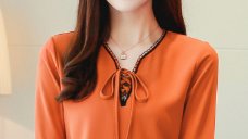 天那!小姨太会穿了，刚入秋就换上这样的秋装，美嫩的像18姑娘