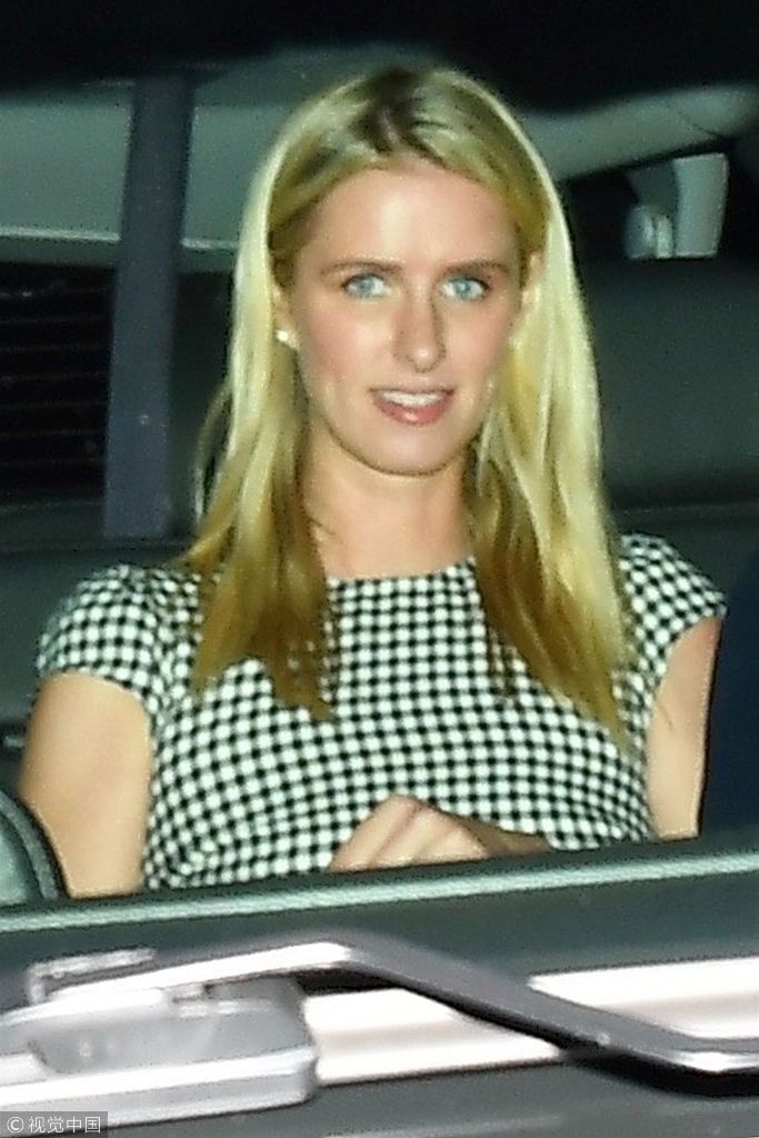 妮基希尔顿高开衩秀美腿性感露背 与老公甜蜜赴晚餐牵手超恩爱