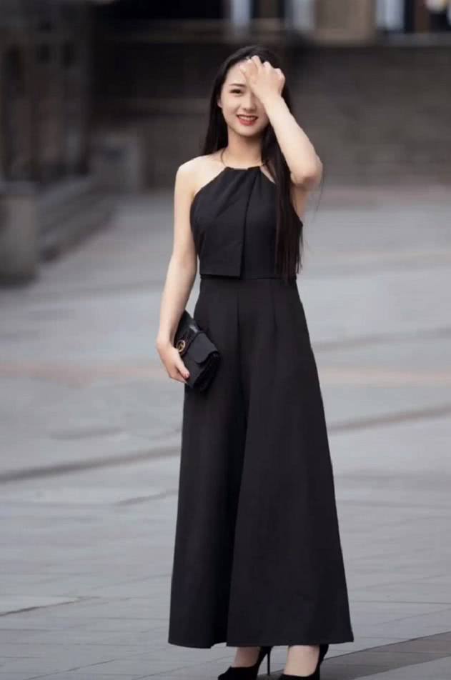 路人街拍，小姐姐时尚的穿搭妩媚动人，非常的大方显身材