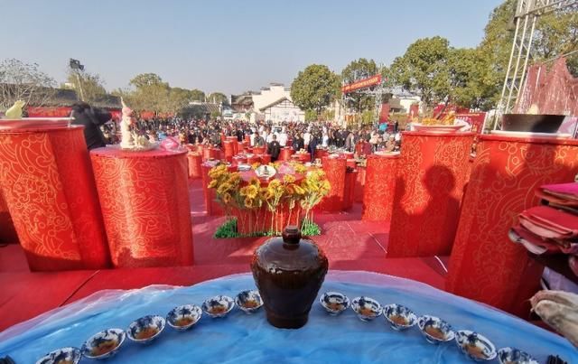 千名大厨耗时6小时、做出百鱼宴、让游人大饱口福