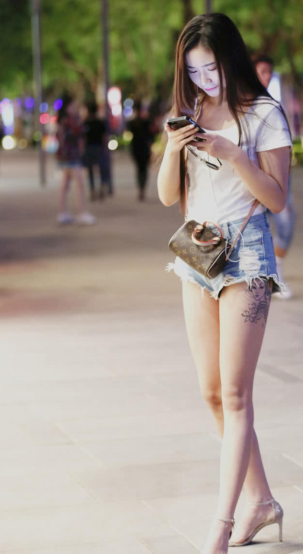 俏丽小姐姐高跟鞋搭配小热裤秀逆天长腿，大腿的纹身真的好诱人