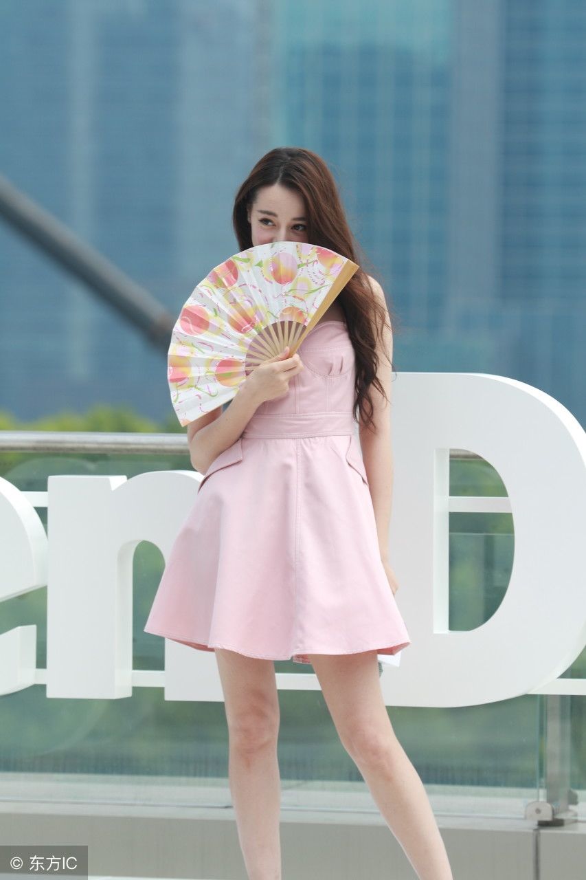 迪丽热巴各种活动出现的方式，都是吸引力最强的，网友，谁叫她靓