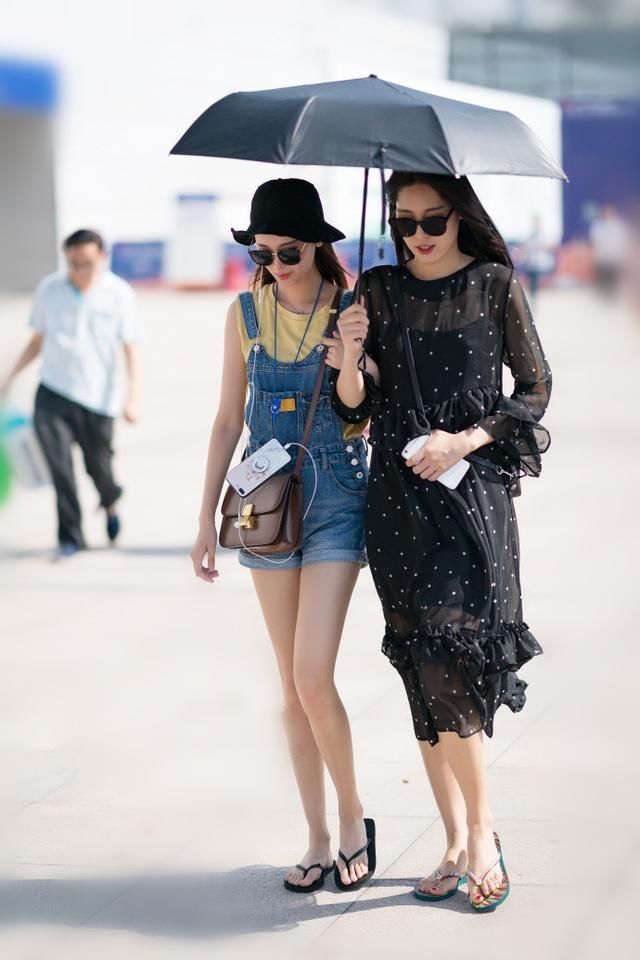 路人街拍，时尚女孩出门的时候总是要精心打扮一番