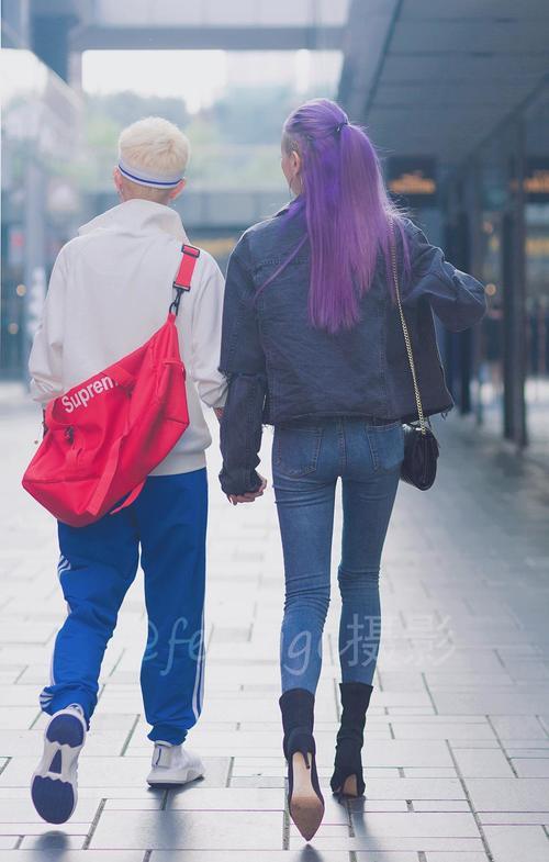 街拍: 七夕节前, 偶遇一对时尚小情侣, 女生身材好得让模特都羡慕