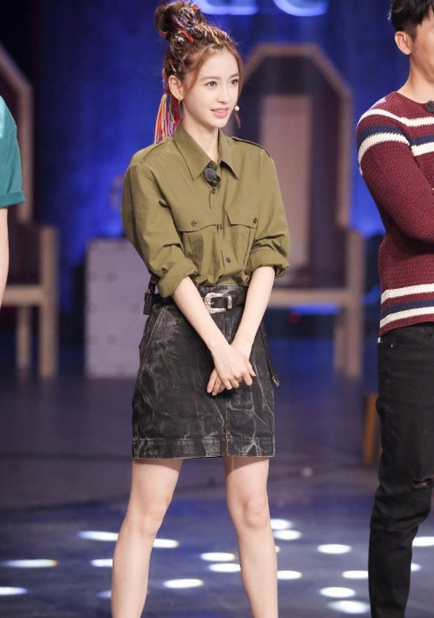 还在玩“A4腰”?杨颖都开始秀“等头腰”了，她的腰比头还要小!