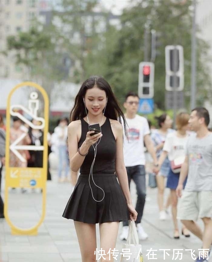  『美女』迷人靓丽的美女街拍：简约不简单的美女，吸引无数目光