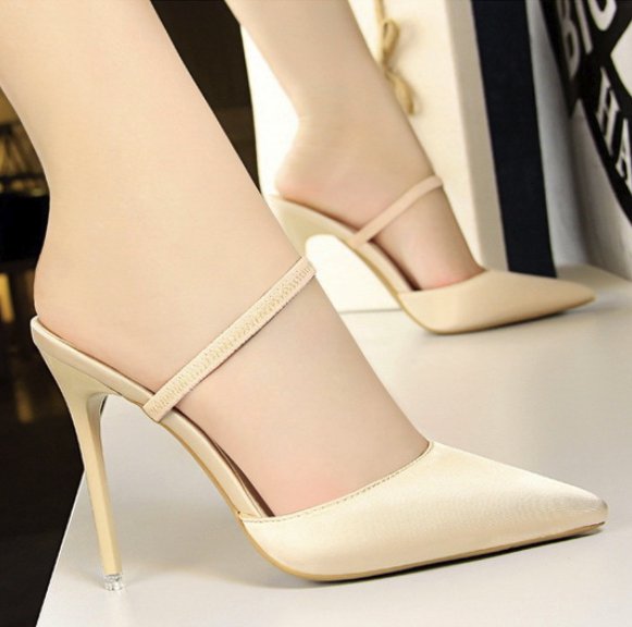 女孩子们注意了，今年流行这样的“凉凉鞋”，三伏天不伤脚还凉快