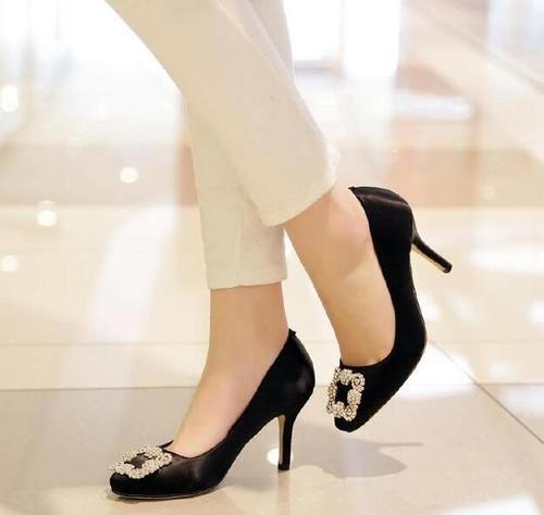 秀美的尖头高跟鞋，展示出女性优美的美腿，显现气质更为迷人！