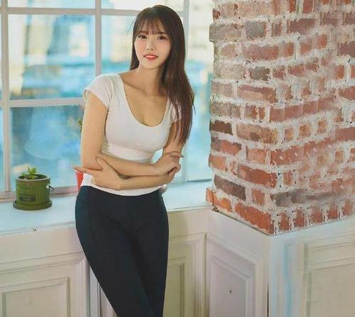 秀色可餐的吊带装小姐姐清爽干练，轻松打造性感的S曲线！