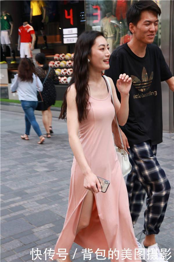 小姐姐身穿黑色吊带小短裙，很是性感