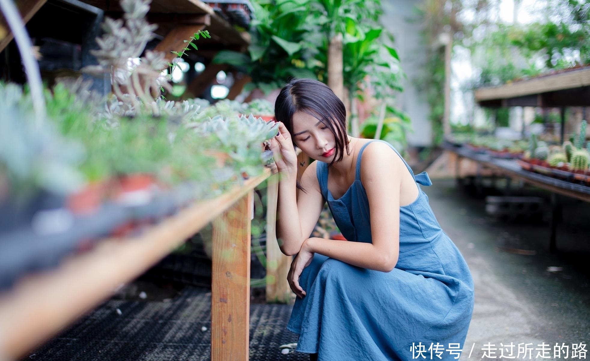 『写真』青春美少女蓝色吊带连衣裙时尚生活写真
