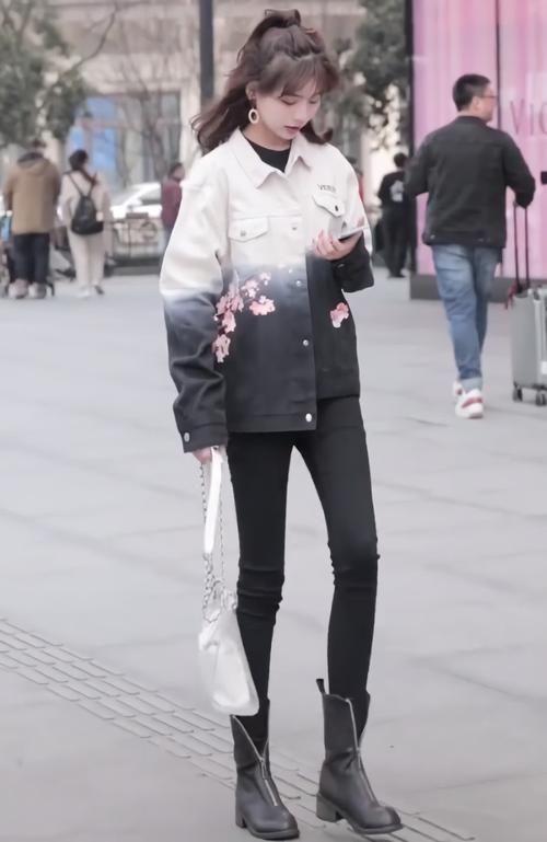  「紧身裤」小姐姐这腿是真实存在的？穿上紧身裤只有几道褶皱，细到像假腿