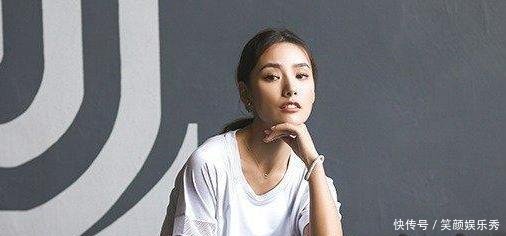 小姐姐的打底裤很时尚, 妥妥的女神范。