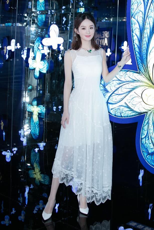 赵丽颖出席活动，一张娃娃脸，和蕾丝裙一起，真是最佳搭配!