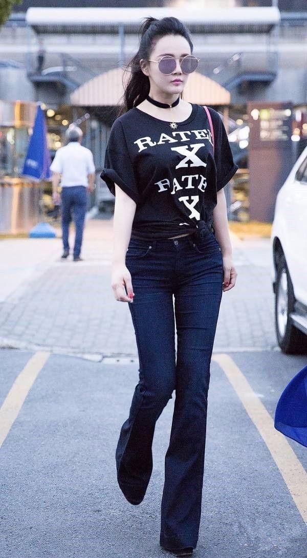 真服了冉莹颖!这牛仔裙被她穿的太紧了，这扣子都快崩开了吧?