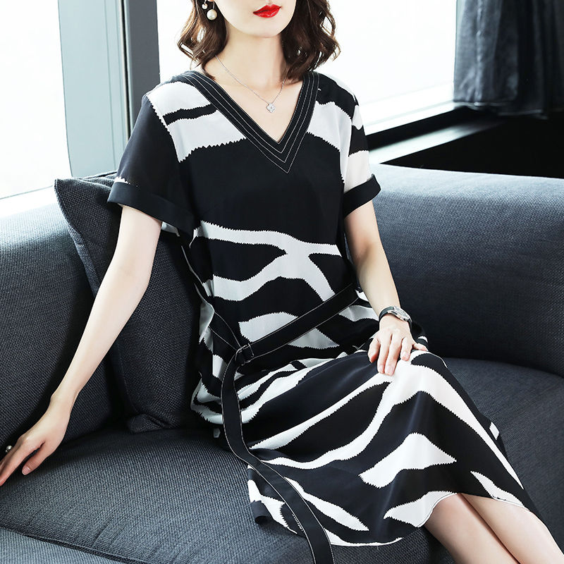 五十岁女人，建议你穿高贵点!学下面女人穿这裙，焕发高级女人味