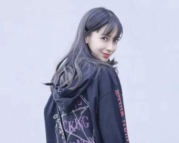 当女星染了发，周洁琼软萌，热巴美出新高度，何洁美的像个洋娃娃