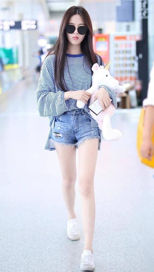 杨超越厉害了，为了秀美腿，穿一条又短又破的超短裤现身！