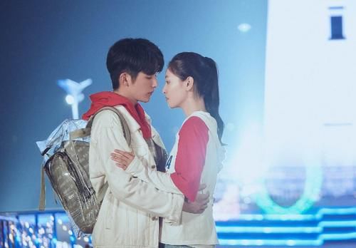 「夫妇」冰糖夫妇“胜利之吻”,传说中的8个机位,网友:张雨剑在看电视吗?