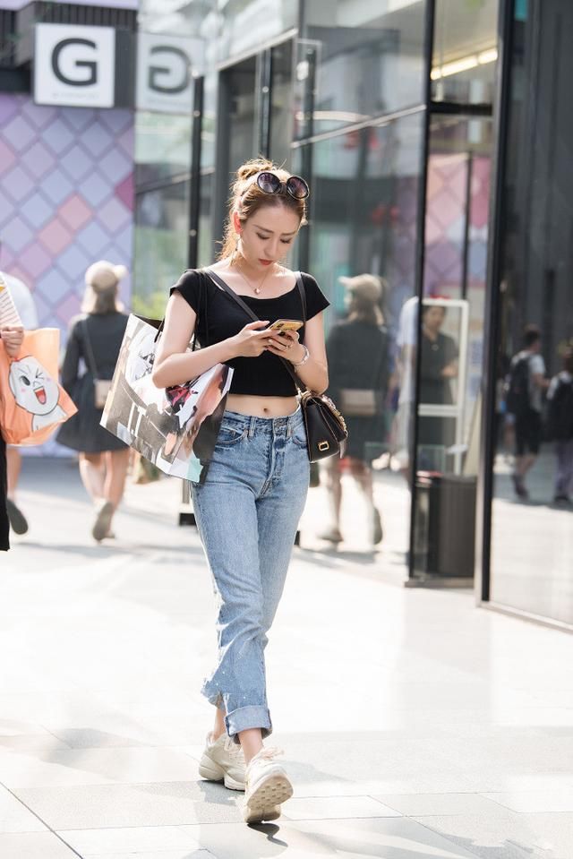 街拍路人，炎热的夏天想怎么美就怎么搭，越简约越时尚