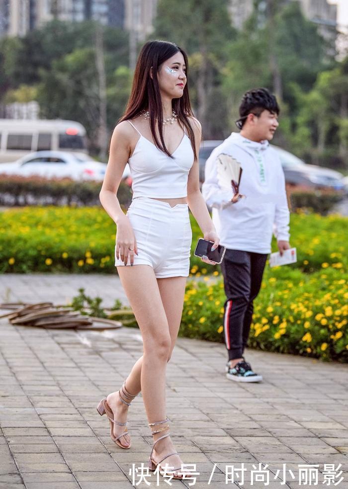 活泼漂亮的姑娘, 小性感穿搭, 高挑身材显得腰身太瘦了!