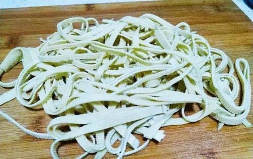  『营养』凉拌菠菜豆腐皮，上班族的快手晚餐，简单省时，美味又不失营养