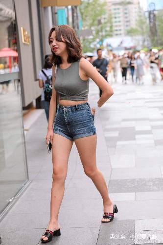 路人街拍，性感小姐姐穿着火辣又个性，这身材也真的太好了吧！