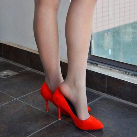 尖头细跟设计，性感十足的一款高跟鞋，优雅大方演绎女性魅力