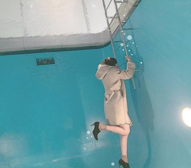 日本最神奇的“泳池”,游客不仅能在水底呼吸,还能直立自由行走