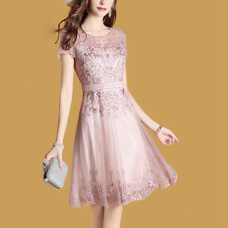 女人一过50岁,建议多穿“贵妇裙”,配双高跟鞋,超美超迷人