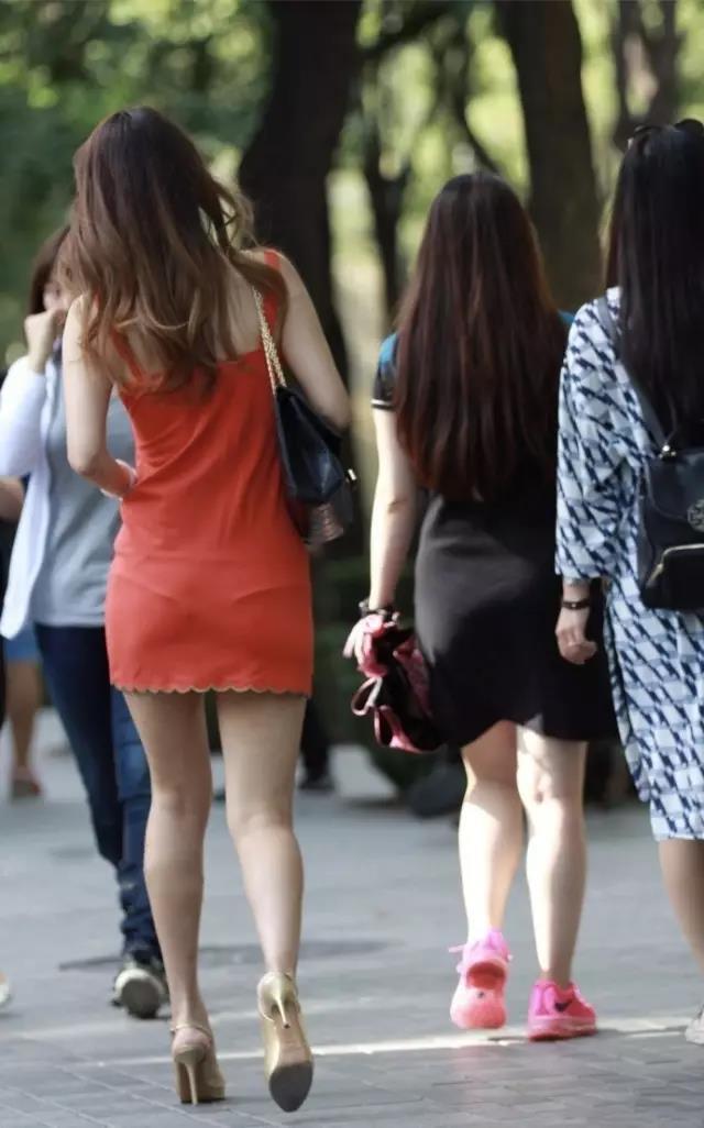 街拍:白富美一枚,大长腿的性感靓丽大美女