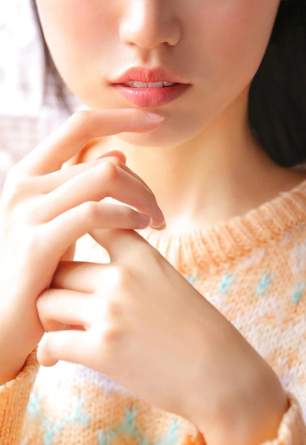 白丝美女诱人长腿性感毛衣美女图片