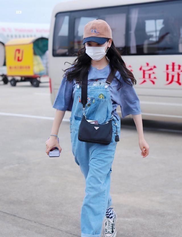  穿搭@元气满满的背带裤自带无敌青春气息，春日里穿多少次都不腻！