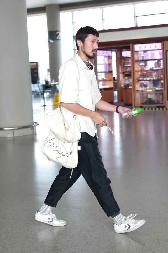 王传君演技火了之后，穿衣风格也火了，男人穿成这样真的很迷人