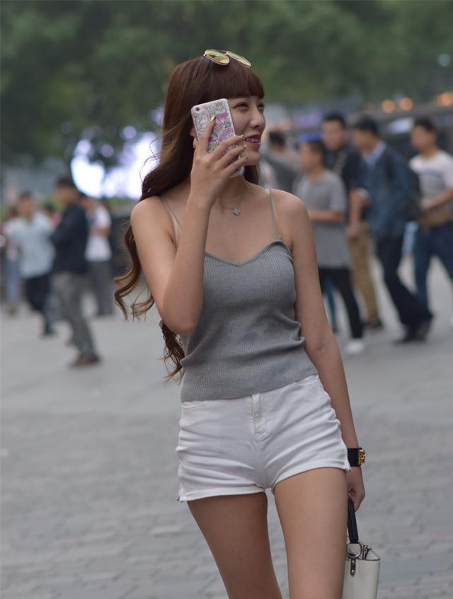  「偶遇」街拍偶遇热裤灰色吊带装可爱美女，笑容好甜美！