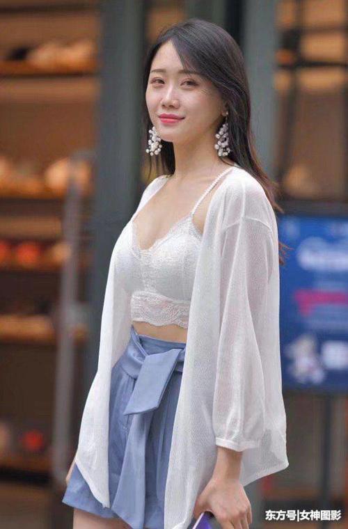 时尚街拍：白色蕾丝透视裙，这个小姐姐的穿着，很前卫！