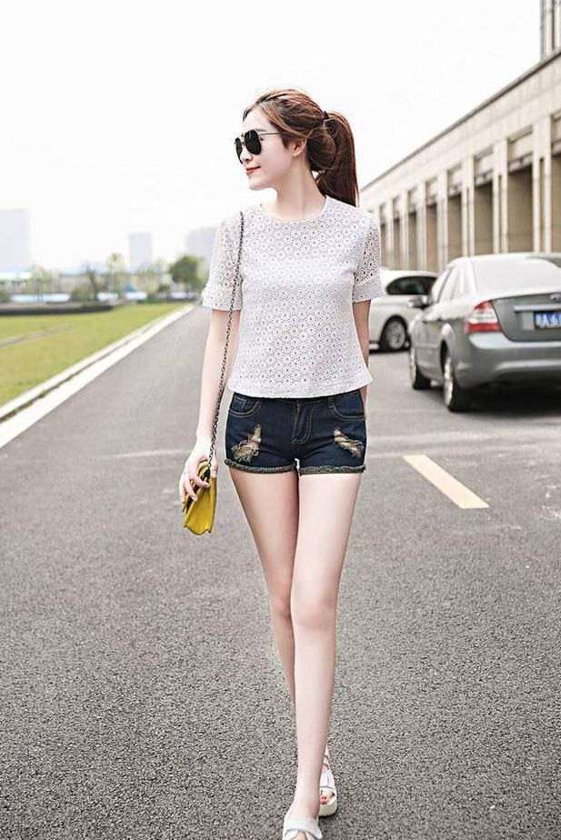 街拍高挑牛仔热裤美女,完美的大长腿纤细修长