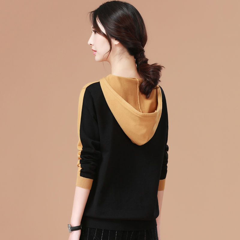 刚入秋,别着急买皮衣,70后女人都在穿这“卫衣”,穿出清新感