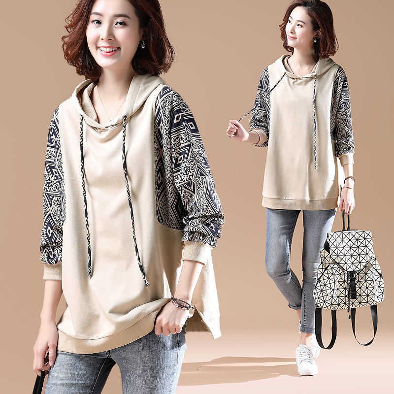 刚入秋，别着急买皮衣，70后女人都在穿这“卫衣”，穿出清新感