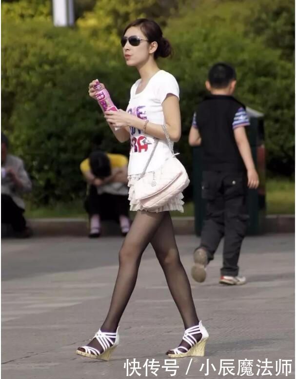 「 美女」自己喜欢就好，不过搭配短裙穿更好看，街拍美女：黑丝袜or白丝袜