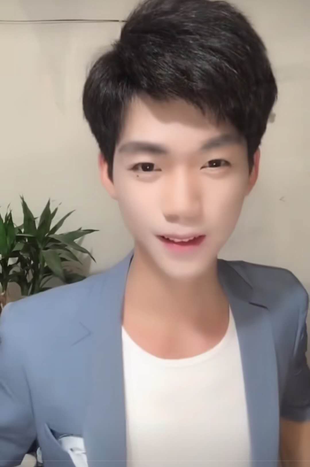 工地小伙自学化妆，化妆前后判若两人，网友:化妆后像鹿晗!