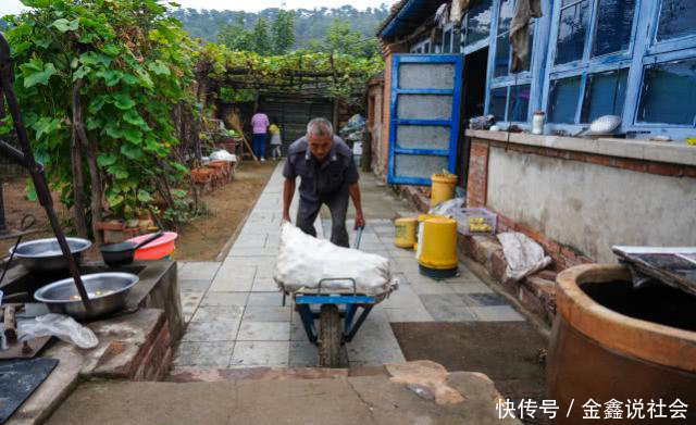  老两口@固执的农村老爸老妈：老房老院难舍，城里再好不是我的家