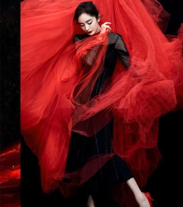 杨幂晒新照，穿这裙子显得好高挑，身材真好！