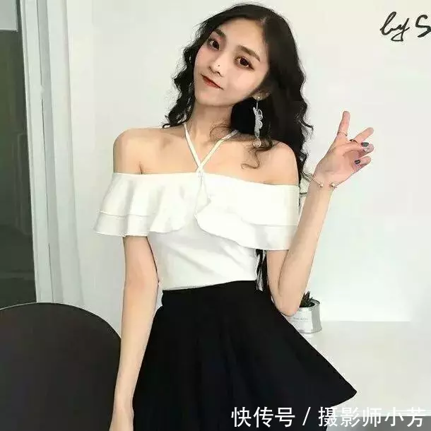 街拍:身穿黑色紧身的小姐姐,秀出窈窕身姿,网友:简直美极了!